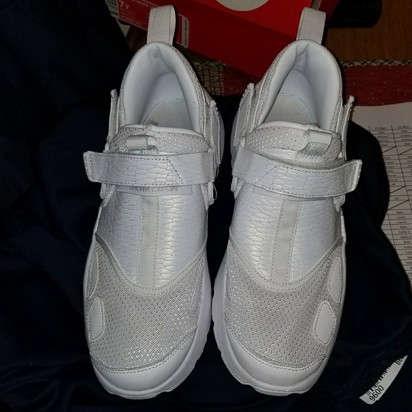 Jordan's 7y fit like 8 in women's - Picture 1 of 2